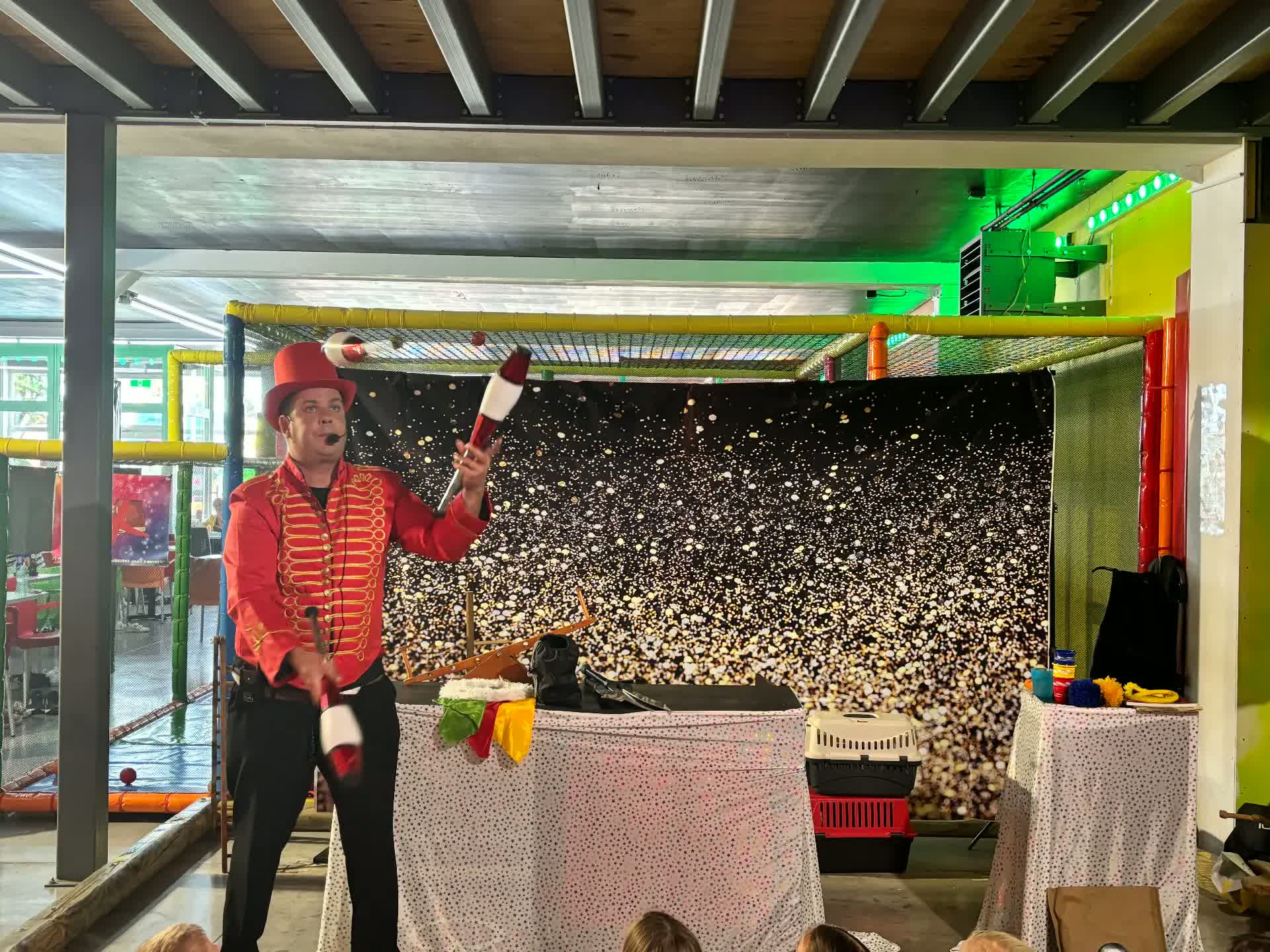 Jongleur en habit rouge lors d'une animation au parc
